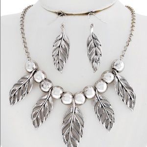 Beautiful short necklace silver in color